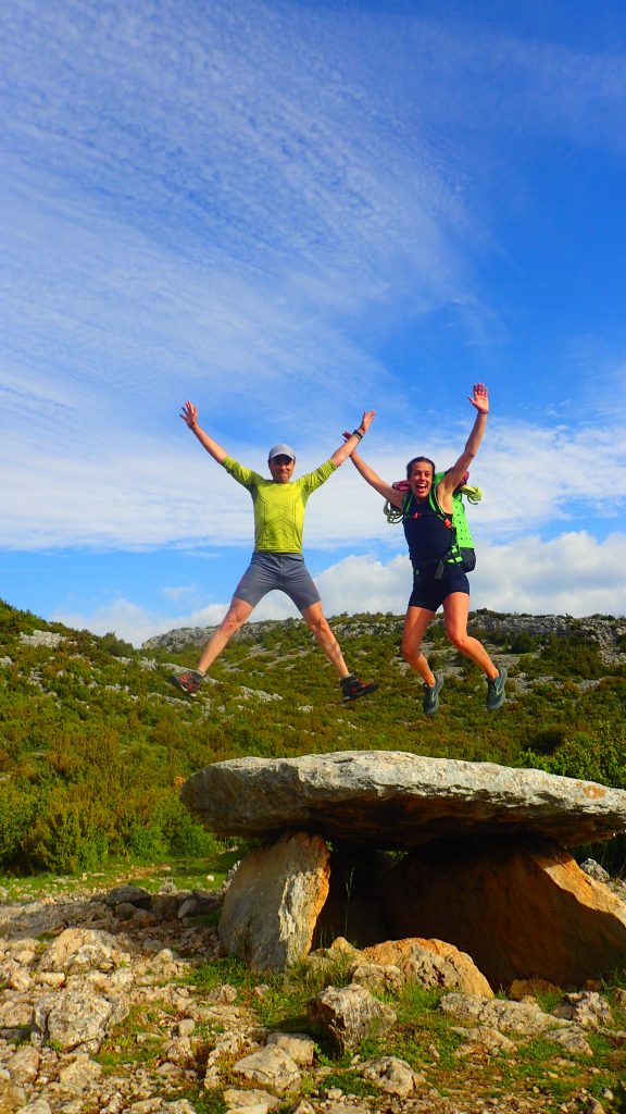 Accès au Gorgas Negras via le Dolmen de Losa Mora en Sierra de Guara