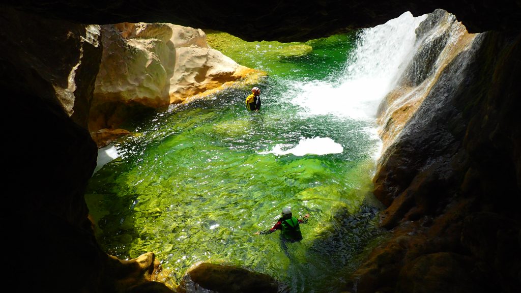 Cascada y aguas transparentes en el Gorgas Negras